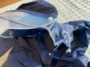 【楽天】レインポンチョ顔の雨よけあり、リュック対応のレインポンチョ